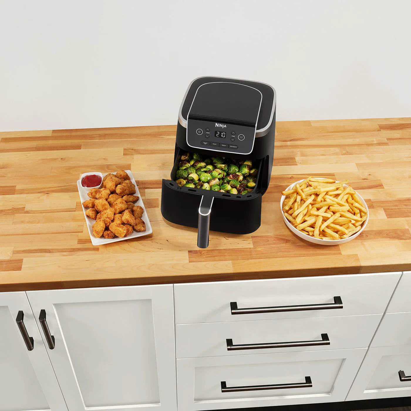 Ninja-AF140UK-InUse-Kitchen-OnCounter-Brussels-Chicken-Nuggs-Fries