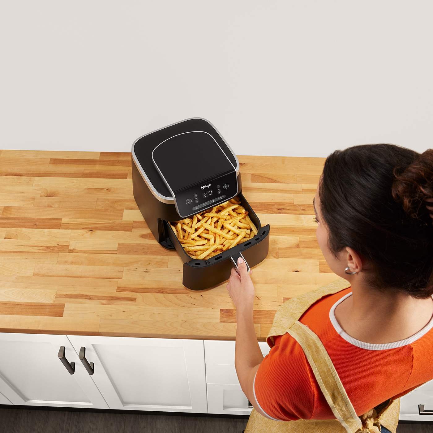 Ninja-AF140UK-InUse-Kitchen-OnCounter-XLCapacity-Fries-Woman