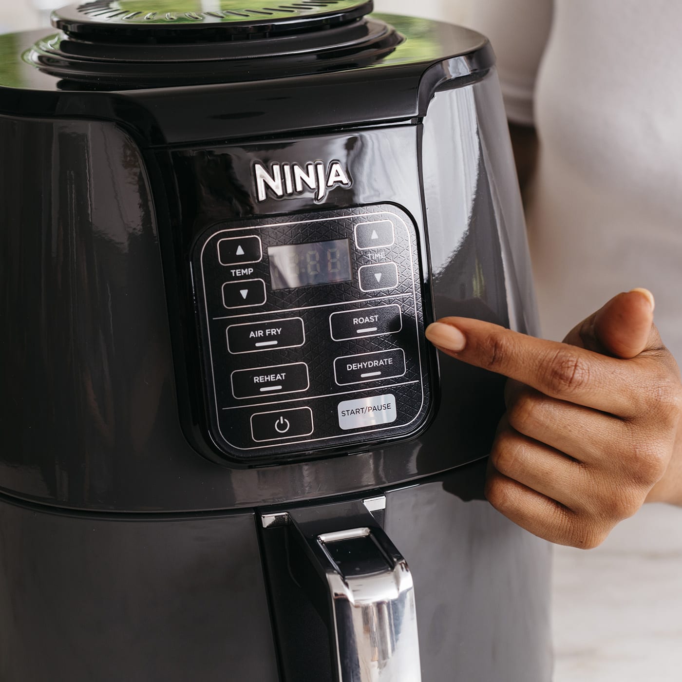 Ninja-Air-Fryer-AF100UK-display-press-SQ_hyficv