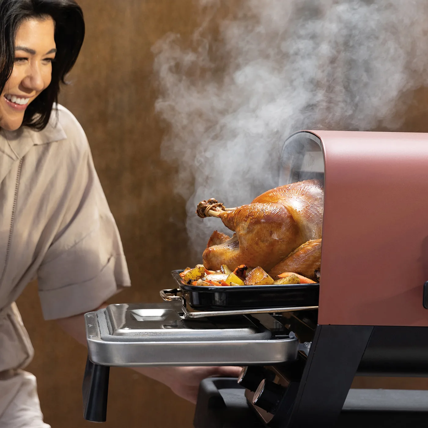 Ninja-R-OO101UK-InUse-Open-SideView-TurkeyVeggies-WomanLooking_RGB