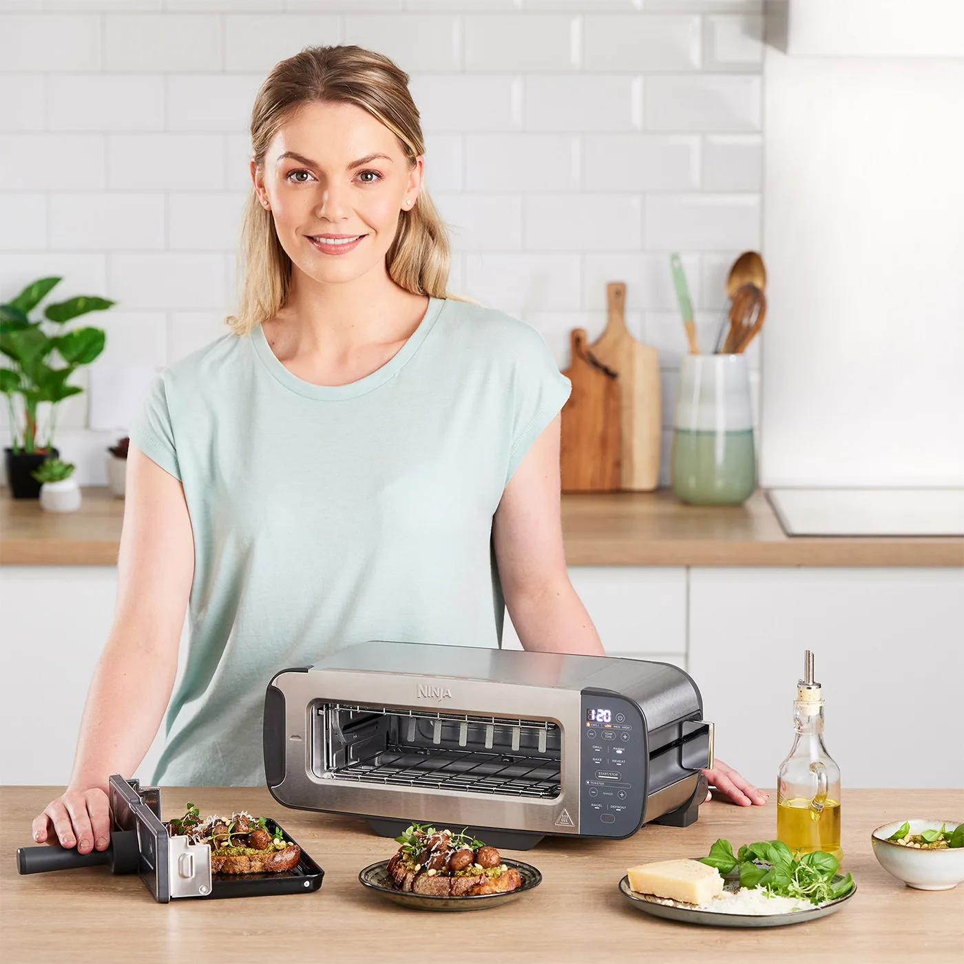 Ninja-ST202UK-InUse-MushroomSourdough-GrillMode-Woman-6