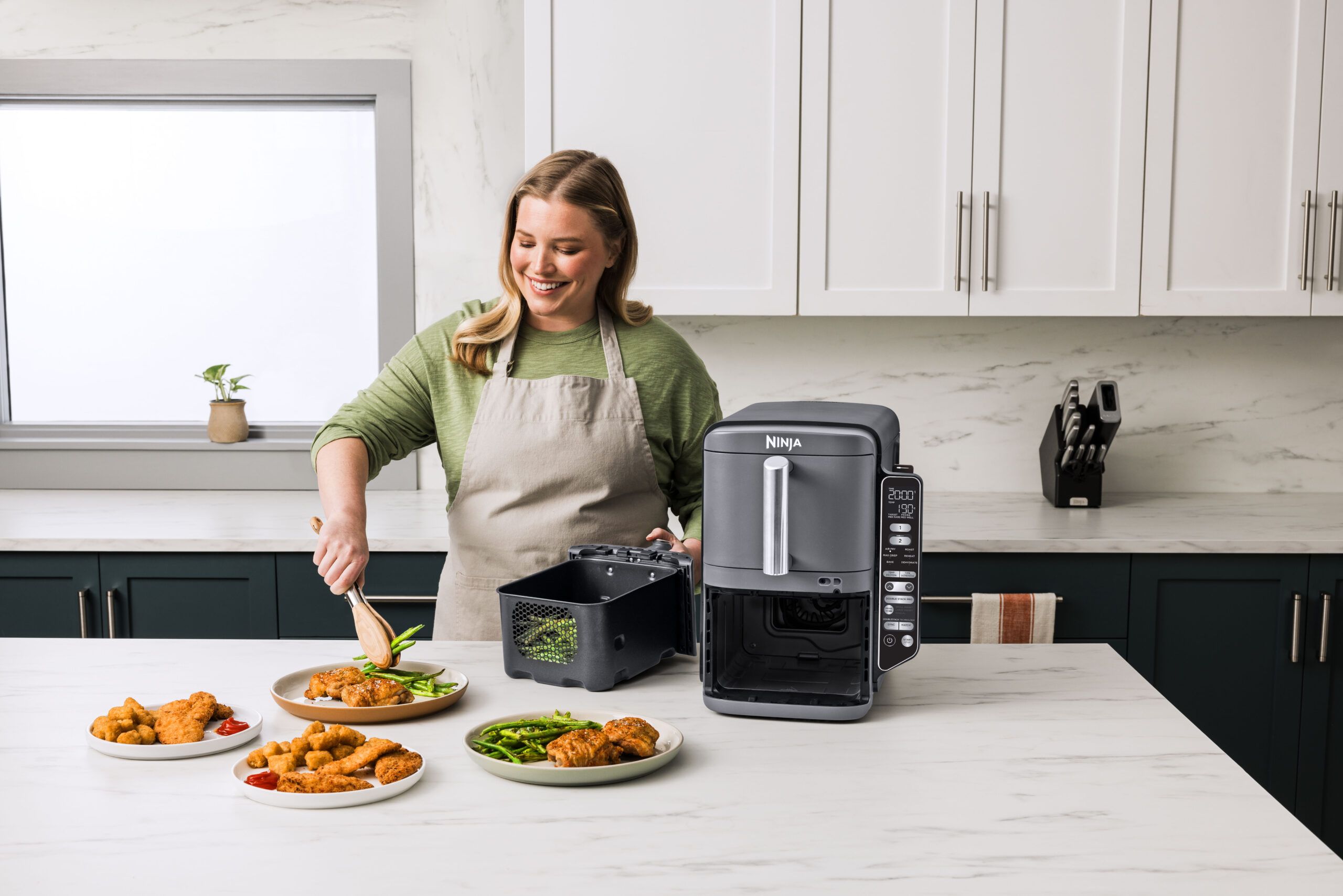R_SL451EU_InUse_Kitchen_OnCounter_ServingFood_Woman