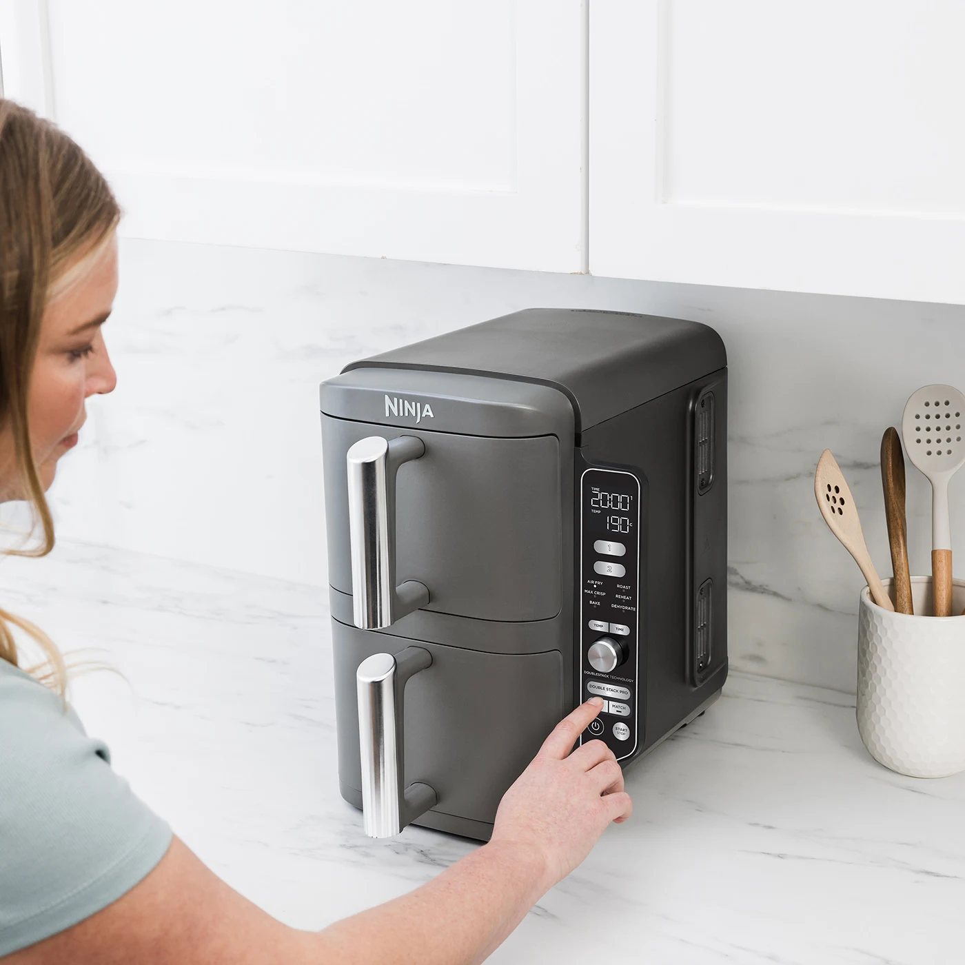 Shark-SL400UK-InUse-Kitchen-OnCounteShark-LineUp-Woman