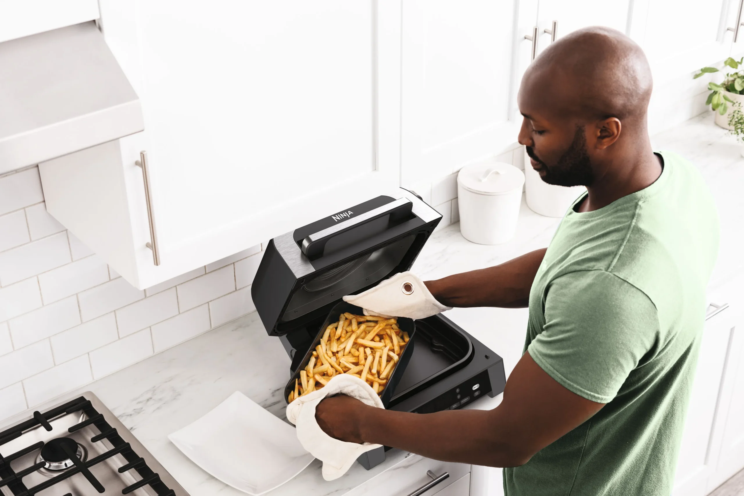 DAT-R_DG551UK_InUse_OnCounter_RemoveFries_Man